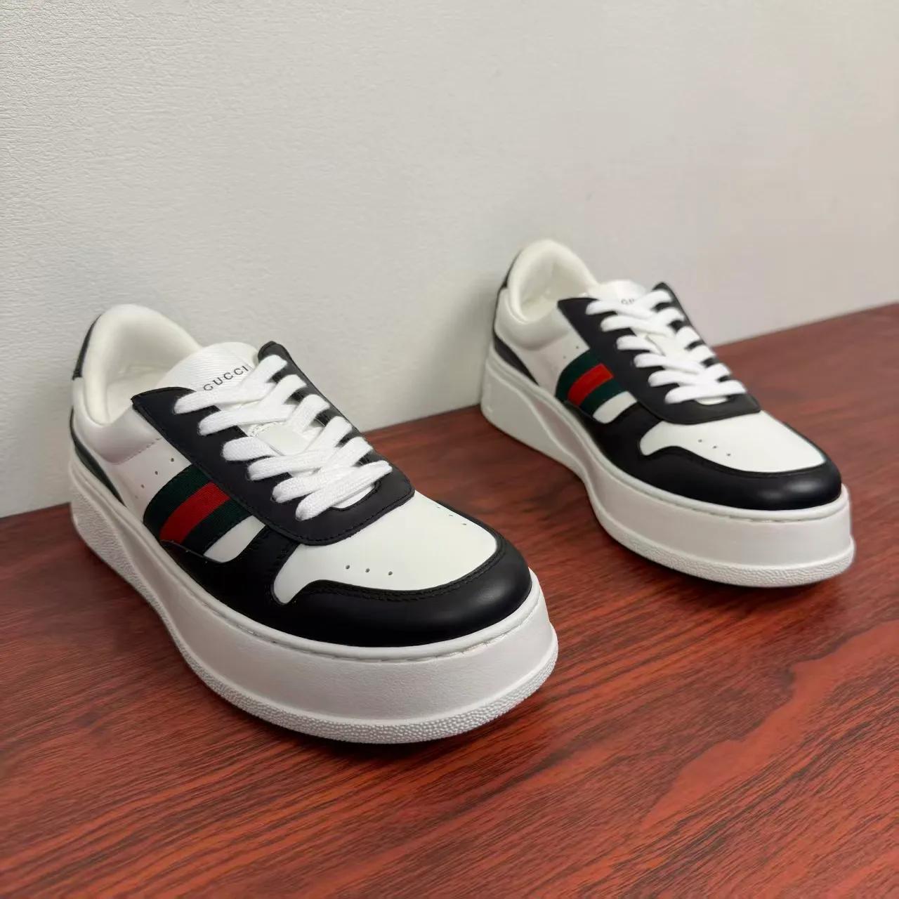P420 new men's shoes GUCCI [Lightning] latest shoes are shipped. Original quality, fashionable, special materials, inner mesh, brand new packaging. The foot feels super comfortable and the workmanship is impeccable. Size: 38-45
